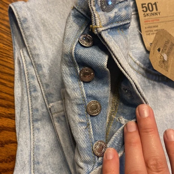 NWT Levi’s women’s 501 Skinny Jeans Light Wash - Picture 9 of 9